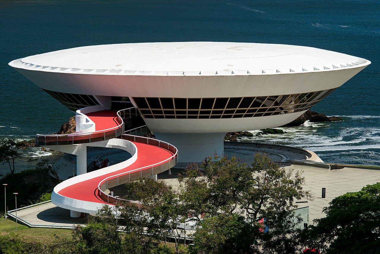 Museu de Arte Contemporânea de Niterói, o MAC, junto à Baía de Guanabara