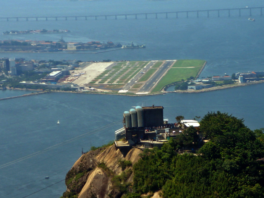Baía de Guanabara, Aeroporto Santos Dumont e Ponte Rio–Niterói, com o Morro da Urca em primeiro plano