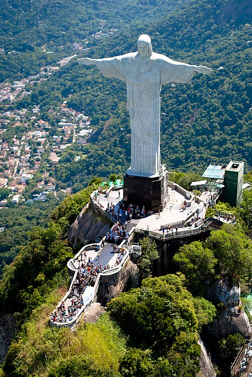 Vista elevada do Cristo Redentor no Corcovado