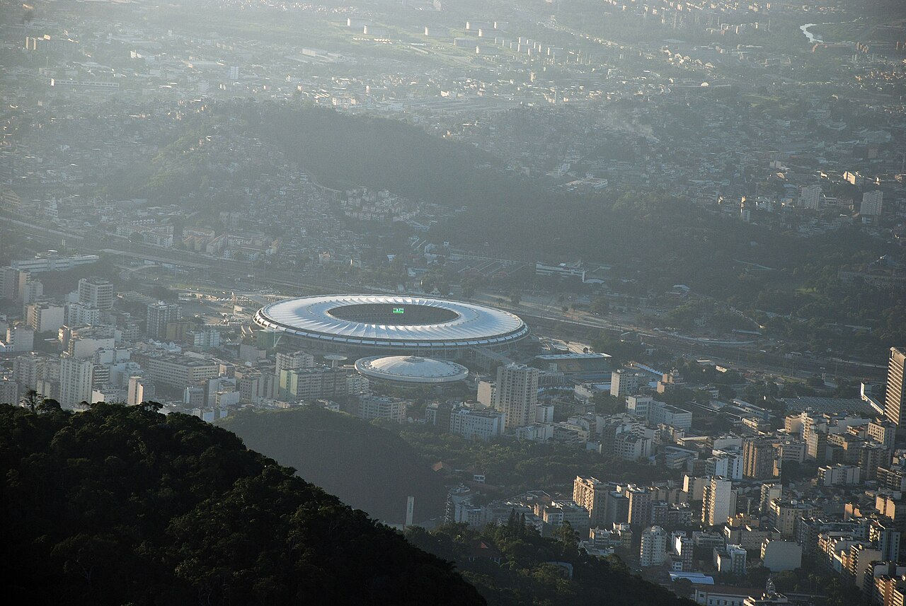 Vista elevada do estádio do Maracanã e dos bairros ao redor no Rio