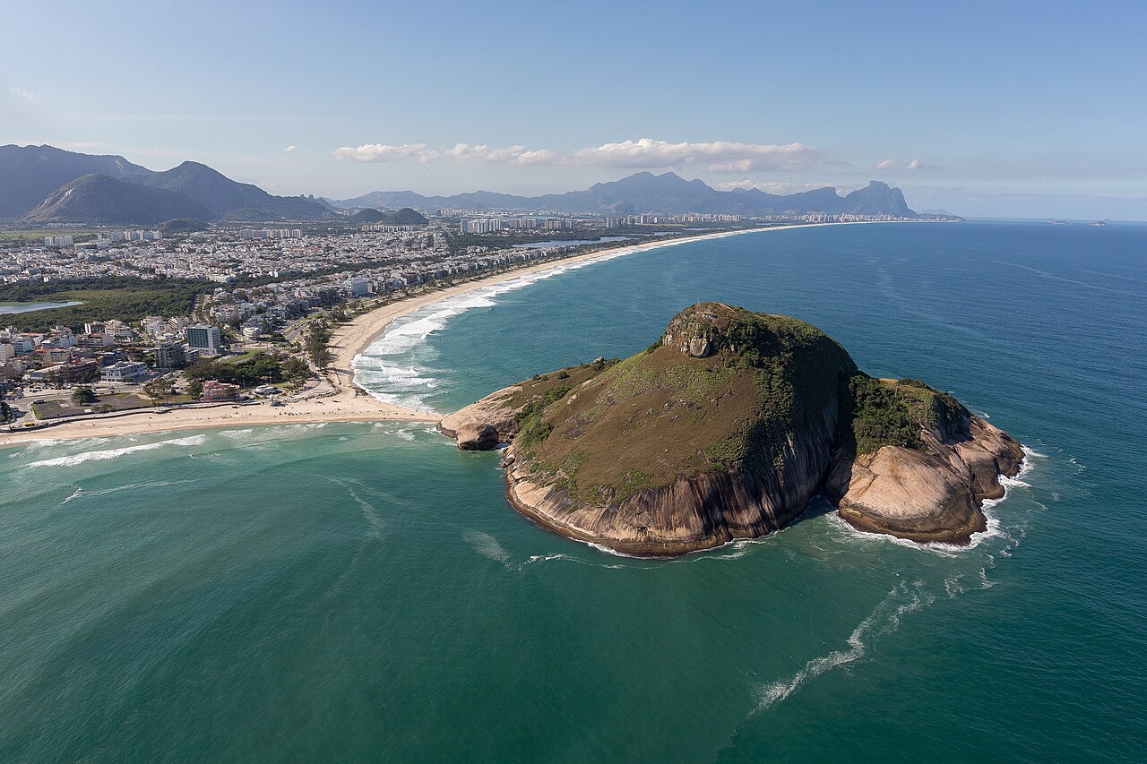 Praia do Recreio e Pedra do Pontal vistas do alto